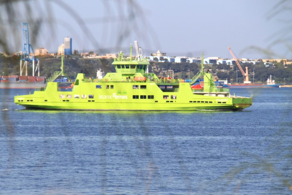 ferry entre setubal e troia