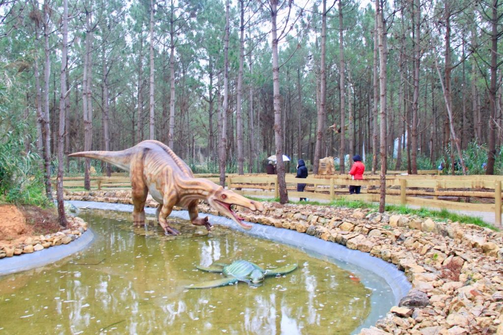 Dino Parque dinossauro lago